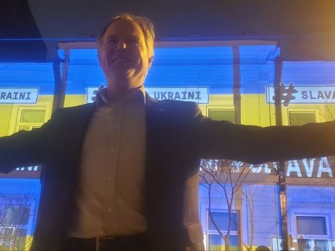 Проекційна інсталяція прапору України на будинок